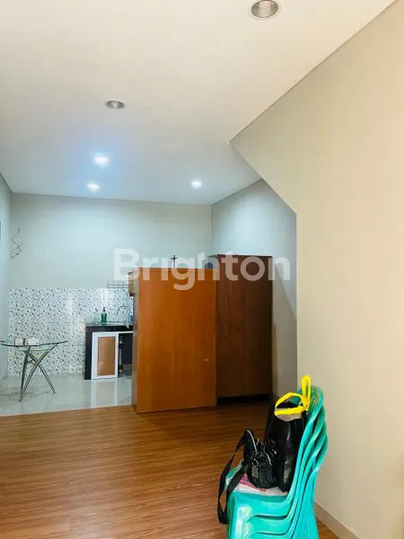 image RUMAH ROW MOTOR SIAP HUNI TERMASUK FURNITURE COCOK UNTUK KOST DEKAT PUSAT KULINER, KAMPUS, MAL CENTRAL PARK DI TANJUNG DUREN (2)