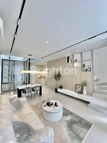 image RUMAH MEWAH 2 LANTAI FULL FURNISH DI MOJOARUM SURABAYA (2)