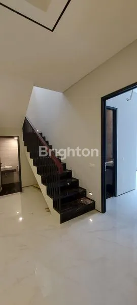 image RUMAH BARU MODERN KONTEMPORER 2 LANTAI DI WOODLAND CITRALAND UTAMA SURABAYA BARAT (5)