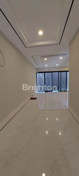 image RUMAH BARU MODERN KONTEMPORER 2 LANTAI DI WOODLAND CITRALAND UTAMA SURABAYA BARAT (3)