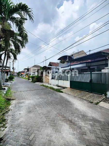 image RUMAH DEPAN MASJID SIAP HUNI DI SIMPANG DARMO PERMAI SELATAN (SDPS), DEKAT DENGAN PAPAYA FRESH GALERY DAN PAKUWON MALL SURABAYA BARAT (2)