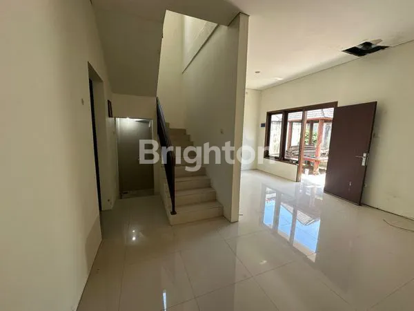 image JUAL RUMAH 2 LANTAI STRATEGIS CEMARA  (8)