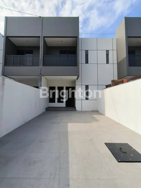 image RUMAH BARU MINIMALIS 2 LT, LEBAK PAKUWON CITY SURABAYA, ROW 2.5 MOBIL (1)