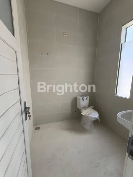 image RUMAH BARU MINIMALIS 2 LT, LEBAK PAKUWON CITY SURABAYA, ROW 2.5 MOBIL (6)