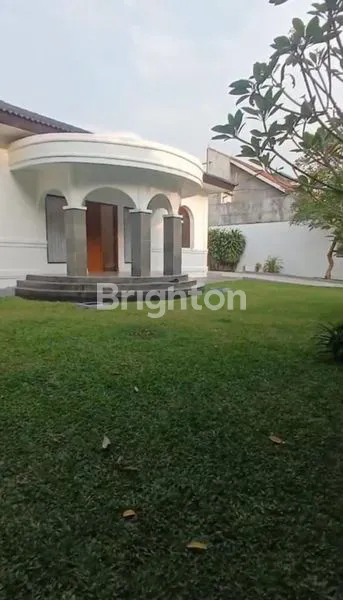 image RUMAH MEWAH DENGAN TAMAN LUAS & KOLAM RENANG KEMANG, JAKARTA SELATAN (2)