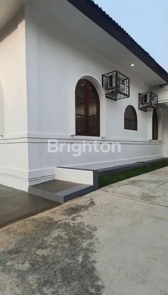 image RUMAH MEWAH DENGAN TAMAN LUAS & KOLAM RENANG KEMANG, JAKARTA SELATAN (7)