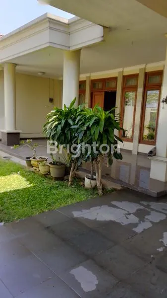 RUMAH MEWAH BESERTA PERABOTAN LENGKAP