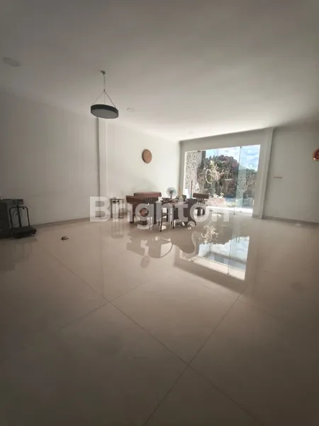 image RUMAH RAYAN REGENCY SEMI FURNISHED SELANGKAH DARI DIAN ISTANA !! (5)