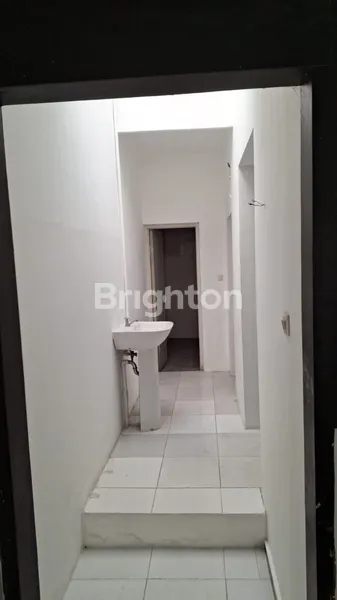 image ROW JALAN LEBAR BANGUNAN COCOK UNTUK KANTOR DAN BANK LOKASI R.A KARTINI SURABAYA !! (7)