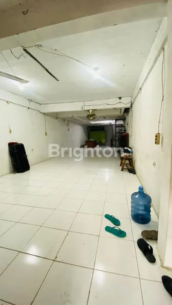 image RUMAH COCOK UNTUK WORKSHOP, GUDANGAN , BISNIS ONLINE, 4 LANTAI PINGGIR JALAN  TIDAK MENGGANGGU TETANGGA, TAMAN RATU DEKAT GREENVILLE, KEBON JERUK , JAKARTA BARAT  (2)