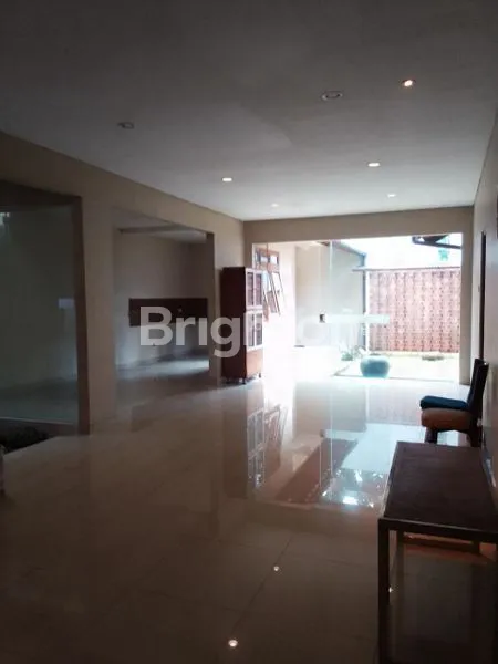 image LANGKA! RUMAH 250M² PINGGIR JALAN BSD  — COCOK BUAT USAHA, LOKASI BISNIS STRATEGIS HARGA DI BAWAH PASAR! (2)