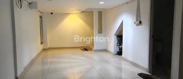 image RUMAH STRATEGIS SIAP HUNI PINGGIR JALAN, BARU RENOVASI, 4 LANTAI , TAMAN RATU, DEKAT GREENVILLE DEKAT TANJUNG DUREN, KEBON JERUK JAKARTA BARAT (2)