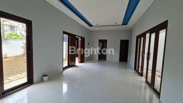 image RUMAH VILLA MODERN DAN SIAP HUNI DI KOMPLEK ELITE SUNSET ROAD (2)