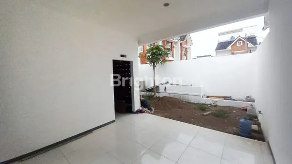 image 1 UNIT RUMAH BARU DI DAERAH SARIWANGI, SIAP HUNI YANG LOKASINYA DI DALAM KOMPLEK DENGAN AKSES KELUAR MASUK 1 PINTU DAN KEAMANAN 24 JAM, BANDUNG UTARA (8)