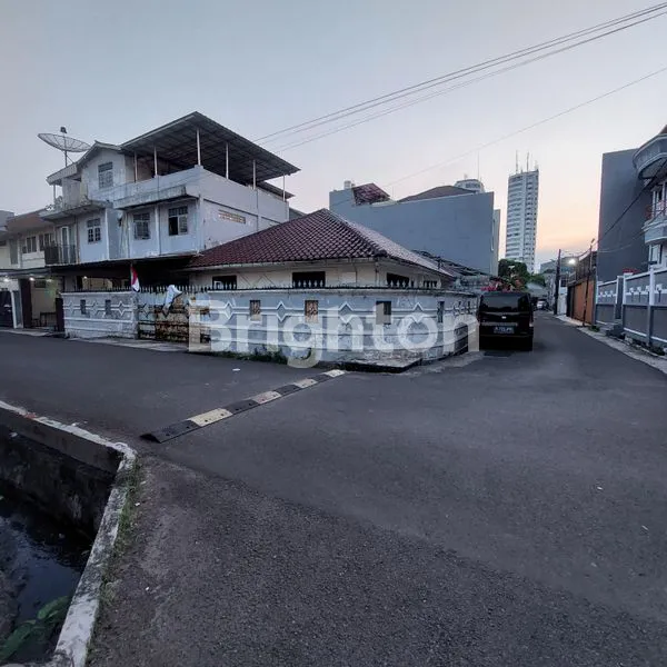 image RUMAH HUK LUAS 2½ LANTAI DI JL. ARWANA (3)