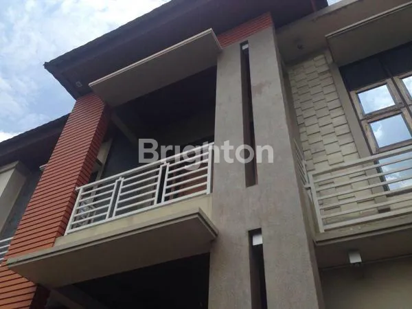 image RUMAH MEWAH 2 LANTAI DI PEKANBARU (2)