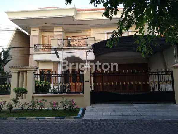 image RUMAH MEWAH 2 LANTAI FULL FURNISH DI MANYAR, SHM, CARPORT 4 MOBIL (1)