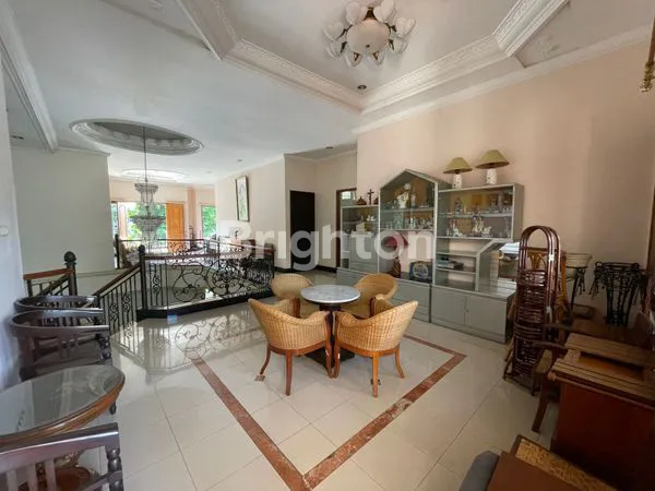 image RUMAH MEWAH 2 LANTAI FULL FURNISH DI MANYAR, SHM, CARPORT 4 MOBIL (8)