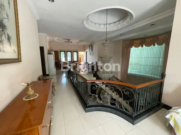 image RUMAH MEWAH 2 LANTAI FULL FURNISH DI MANYAR, SHM, CARPORT 4 MOBIL (6)