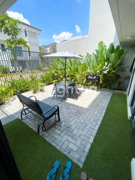 image RUMAH HOOK MODERN TROPICAL 3LT DI EONNA CLUSTER AERRA (2)