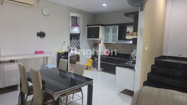 image RUMAH 3 LANTAI SIAP HUNI DEKAT G-WALK GRAHA FAMILY GRAHA NATURA GRAND PAKUWON MALL LONTAR BENOWO WIYUNG MENGANTI LENMARC BUKIT DARMO GOLF  (3)