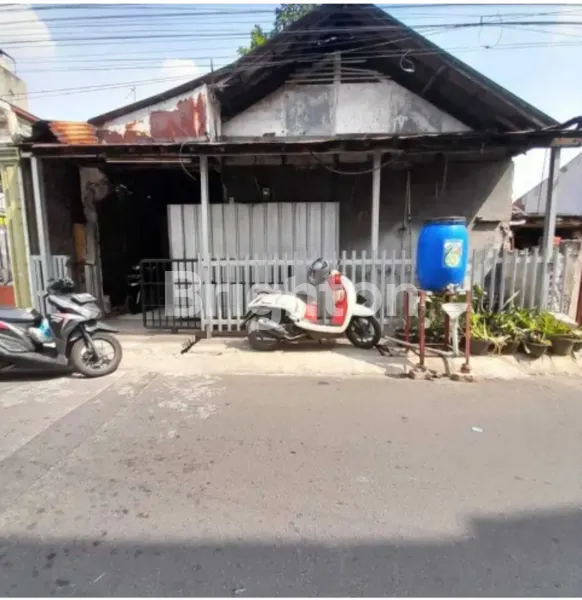 image RUMAH TUA JUAL HITUNG TANAH DEKAT PASAR FARMASI PRAMUKA, RSUD MATRAMAN STRATEGIS EKONOMIS SANGAT COCOK UTK USAHA RUMAH KOS (2)