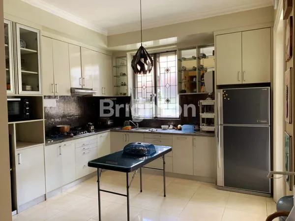 image RUMAH METRO PERMATA BANGUNAN HUK MODERN 2  LANTAI FULL FURNISH SIAP DIHUNI (8)