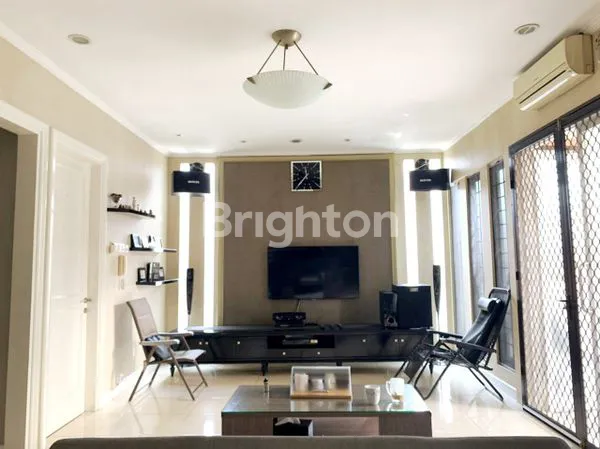 image RUMAH METRO PERMATA BANGUNAN HUK MODERN 2  LANTAI FULL FURNISH SIAP DIHUNI (3)