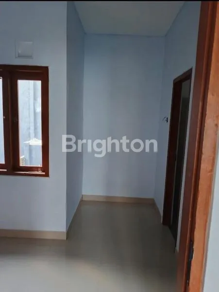 image DIKONTRAKAN RUMAH LANTAI DUA, LOKASI SANGAT STRATEGIS DALAM KOMPLEK PERUMAHAN (2)