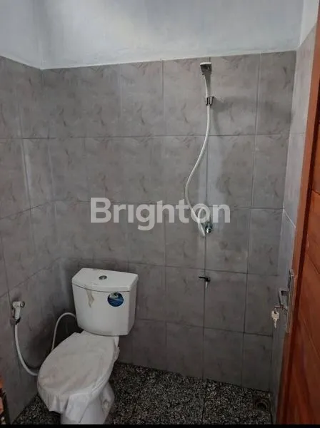 image DIKONTRAKAN RUMAH LANTAI DUA, LOKASI SANGAT STRATEGIS DALAM KOMPLEK PERUMAHAN (4)