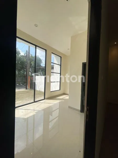 image RUMAH BARU SIAP HUNI DI RUNGKUT (7)