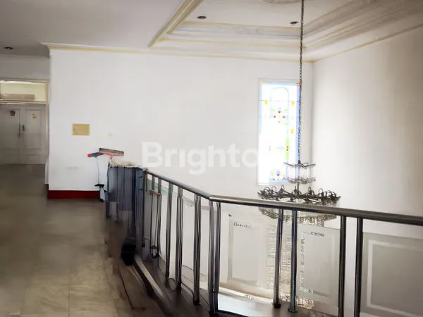 image RUMAH SEMI FURNISH 2 LANTAI DI PERUMAHAN INTERCON KEBON JERUK, JAKARTA BARAT (6)