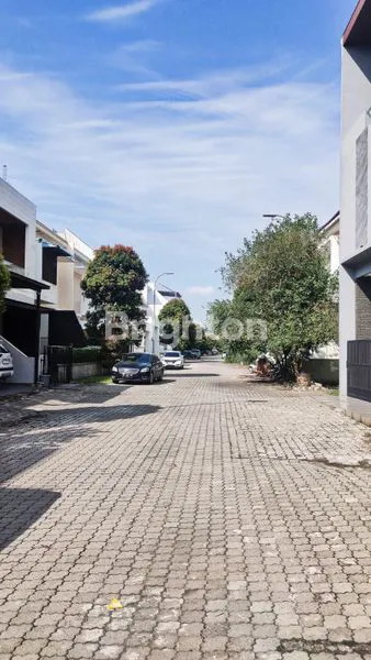 image  • RUMAH LEBAR 10 METER DI GRAHA METROPOLITAN - VIEW BELAKANG RUMAH LAPANGAN GOLF (6)