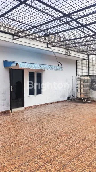 image  • RUMAH LEBAR 10 METER DI GRAHA METROPOLITAN - VIEW BELAKANG RUMAH LAPANGAN GOLF (7)