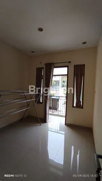 image RUMAH MEWAH DIJUAL 2 LANTAI DALAM CLUSTER SIAP HUNI (5)