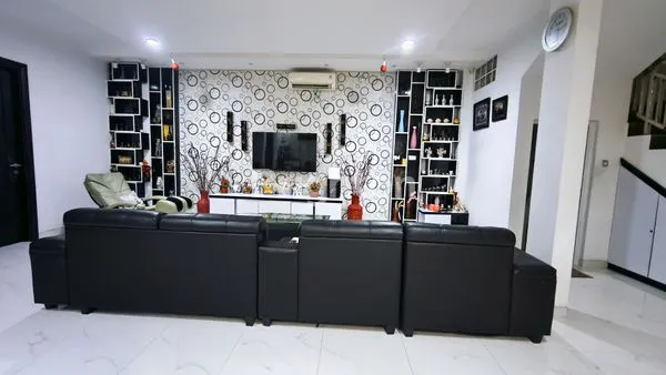 image RUMAH TAMAN RATU 2.5 LANTAI SEMI FURNISH KULDESAK SIAP DIHUNI (2)