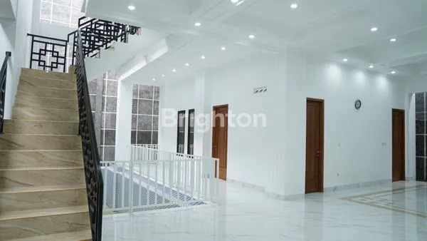 image DIJUAL RUMAH MEWAH DAN TERAWAT DI SOLOBARU!! KONDISI SUPER BAGUS, ROW JALAN LUAS DAN LEBAR, POSISI HOOK ISTIMEWA!! (6)