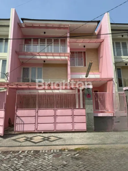 image RUMAH 2,5 LANTAI SPLIT LEVEL UNIK DAN SIAP PAKAI KLAMPIS ANOM DEKAT ARAYA MANYAR TOMPOTIKA KERTAJAYA INDAH MANYAR KERTOARJO ITS GALAXY MALL (1)