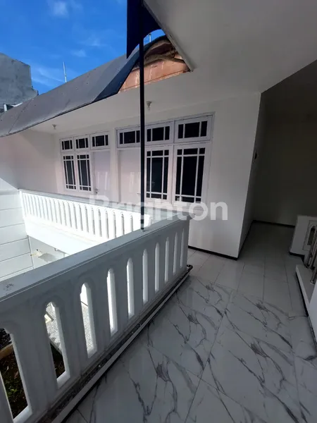 image RUMAH MEWAH 2 LANTAI RENOVASI BARU DI PUNCAK DIENG MALANG – LOKASI STRATEGIS DEKAT KAMPUS & FASILITAS UMUM  (8)