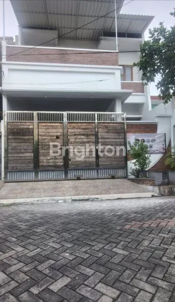 image RUMAH MEWAH 2 LANTAI DI BARATA JAYA, DEKAT PUSAT KOTA (1)