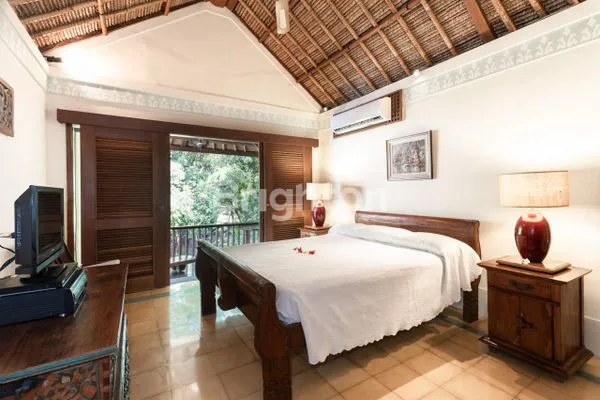 image VILLA MEWAH 3+1 BR DI CANGGU, 1115M2, DEKAT PANTAI ECHO BEACH (2)