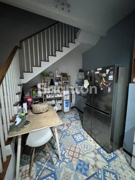 image RUMAH CLUSTER 2,5 LANTAI DI PURI BETA LARANGAN TANGERANG – RENOVASI TOTAL, SIAP HUNI (3)