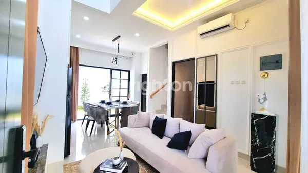 image RUMAH MEWAH 2 LANTAI COSTARIA METLAND MENTENG JAKARTA (2)