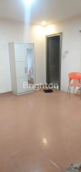 image RUMAH SEWA 2 LANTAI DI RUNGKUT MAPAN, 8 KAMAR – SANGAT FLEKSIBEL UNTUK BISNIS ATAU KELUARGA (6)