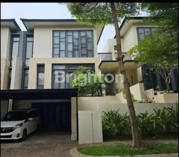 image RUMAH MEWAH 3 LANTAI DENGAN KOLAM RENANG PRIBADI (1)