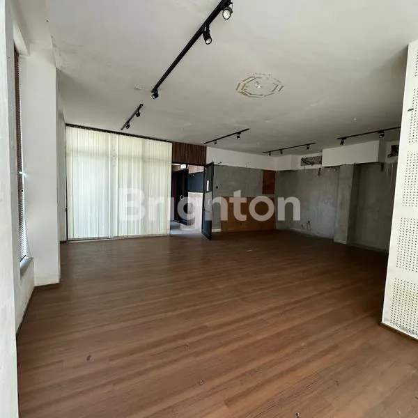 image GEDUNG 4 LANTAI STRATEGIS DI RUNGKUT, SIAP JADI RESTO & BAR MODERN DENGAN PARKIR LUAS! (2)