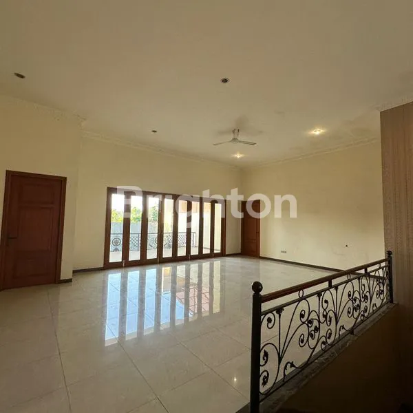 image RUMAH SULTAN 2 LANTAI TERAWAT DI KAWASAN ELIT MARGOREJO (4)