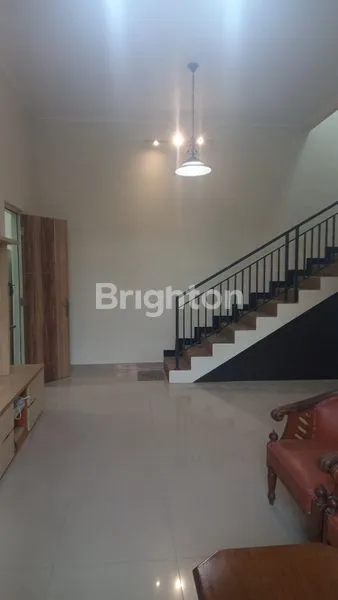 image RUMAH SIAP HUNI SEMI  FURNISH 4 KAMAR TIDUR  DI PURI  TAMAN ASRI 2 MENIT  DARI MASJID AL AKBAR SURABAYA (8)