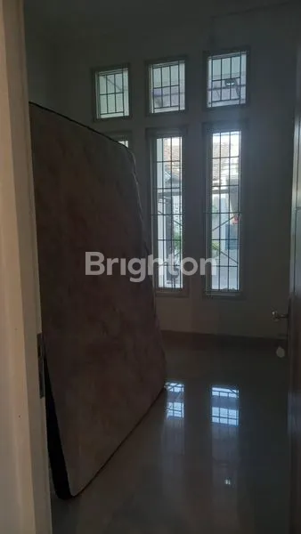 image RUMAH SIAP HUNI SEMI  FURNISH 4 KAMAR TIDUR  DI PURI  TAMAN ASRI 2 MENIT  DARI MASJID AL AKBAR SURABAYA (6)