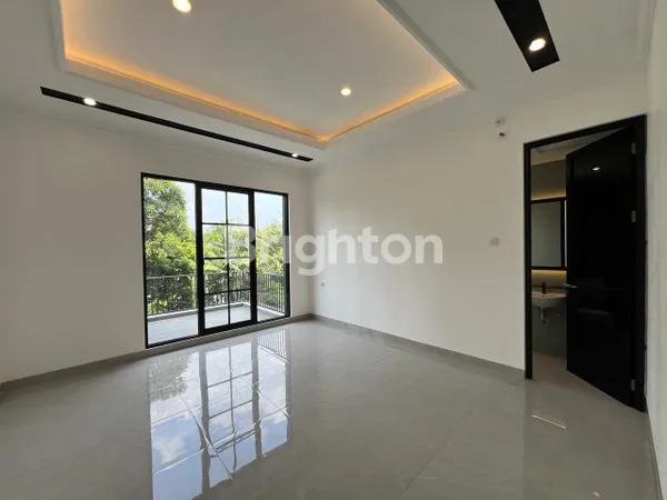 image NEW HOUSE 2 LANTAI MODERN STYLE RUNGKUT ASRI (2)